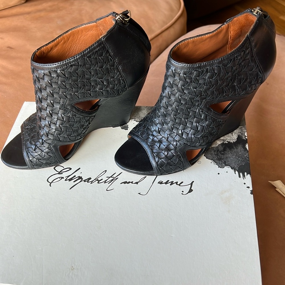 Elizabeth and James Woven Leather Wedge, Blk Sz 6.  Excellent Condition